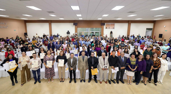 Entregó la UABCS 164 títulos y grados académicos