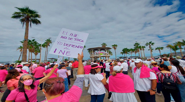 Marcharon en La Paz en defensa del INE Marcharon en La Paz en defensa del INE