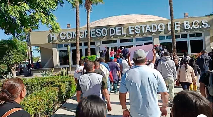 Se manifiestan croquistas en el Congreso del Estado en contra de la cobranza delegada