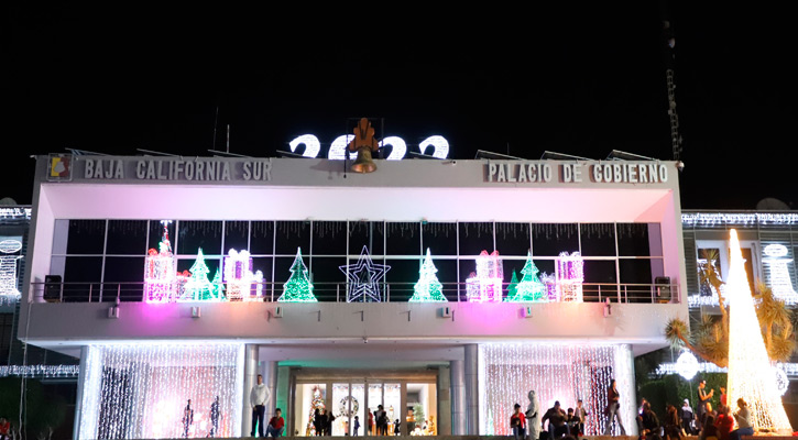 Encendieron las luces navideñas en el Palacio de Gobierno