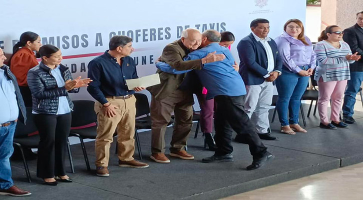 Entregaron 191 permisos para choferes de taxis en La Paz