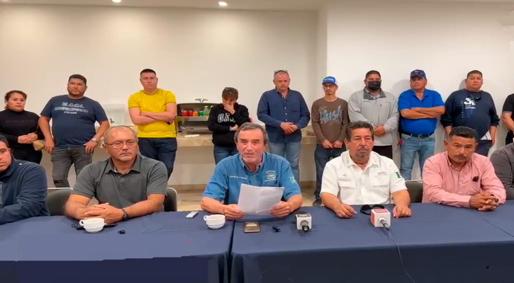 Lancheros de BCS forman bloque al negar Semarnat permisos para avistamiento de ballena