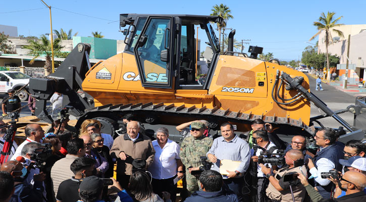 Entregaron un tractor para mantener los caminos de El Patrocinio
