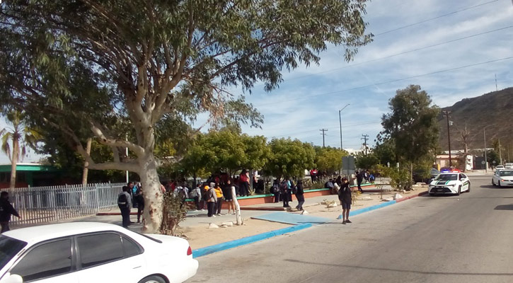 Aumentan vigilancia policiaca fuera de las escuelas de La Paz para prevenir delitos