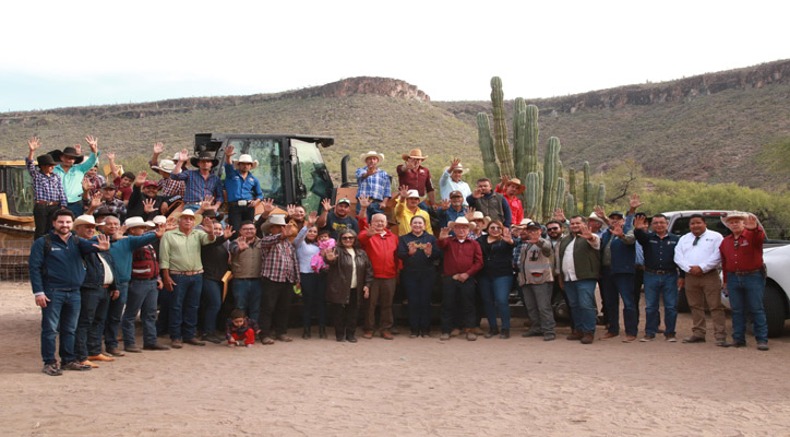 Entregan tractor en Los Patos, Subdelegación de El Patrocinio