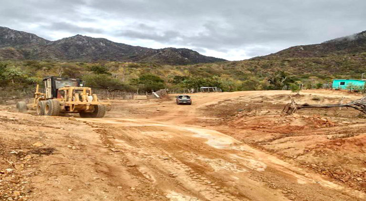 Dan mantenimiento a caminos de diversas rancherías de CSL