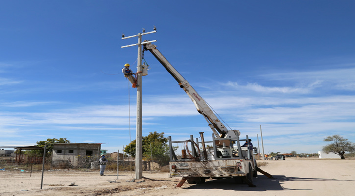 Realizan 6 obras de electrificación en áreas de La Paz