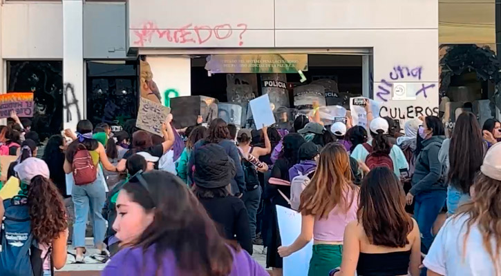 Finaliza marcha de mujeres en La Paz con destrozos en el Centro de Justicia Penal