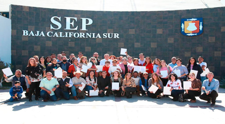 Entregaron 46 plazas y 18 interinatos a trabajadores de la educación en BCS Entregaron 46 plazas y 18 interinatos a trabajadores de la educación en BCS