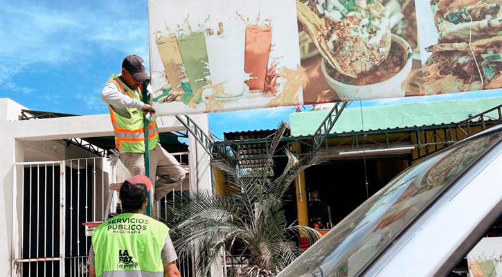 Retiraron puestos, estructuras y lonas sin autorización del bulevar Pino Pallas en La Paz