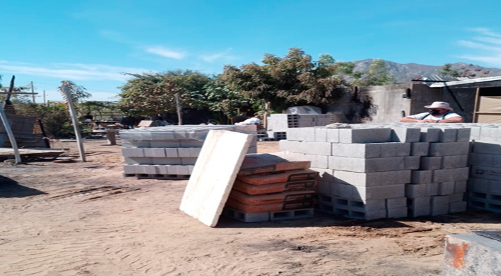 Entregan material para construcción a familias afectadas tras el incendio en La Ballena