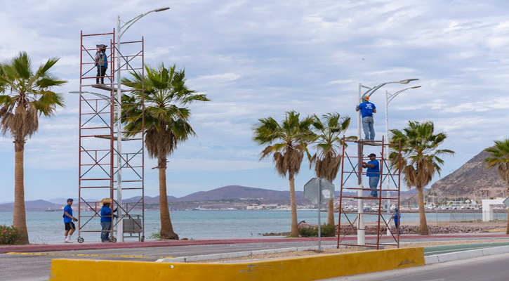 Trabajan en mejoras de algunas áreas del malecón de La Paz