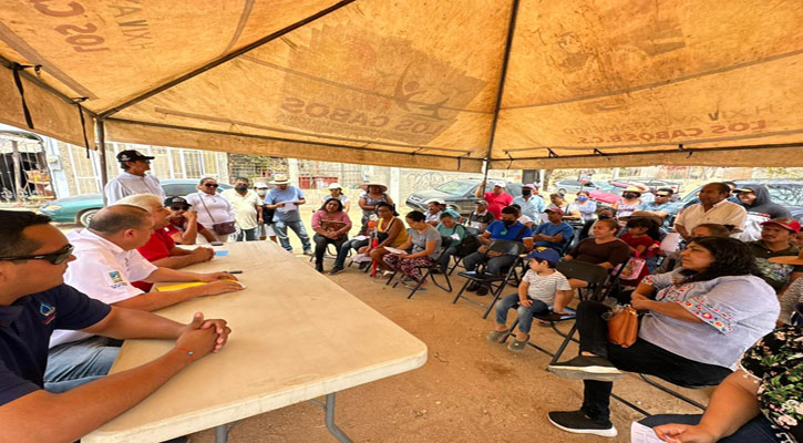 Dialoga equipo del Oomsapas de Los Cabos con vecinos de Valle del Cabo Alto sobre contratación del servicio