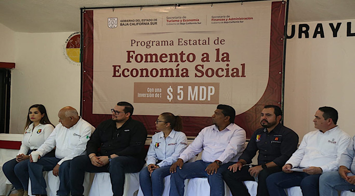 Entregan apoyos económicos en Miraflores