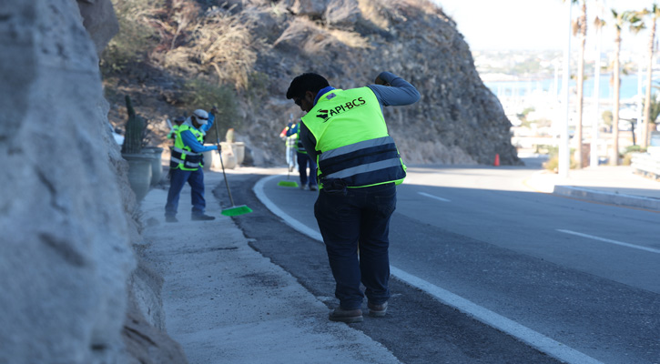 Realizaron jornada de limpieza extraordinaria en el malecón de La Paz