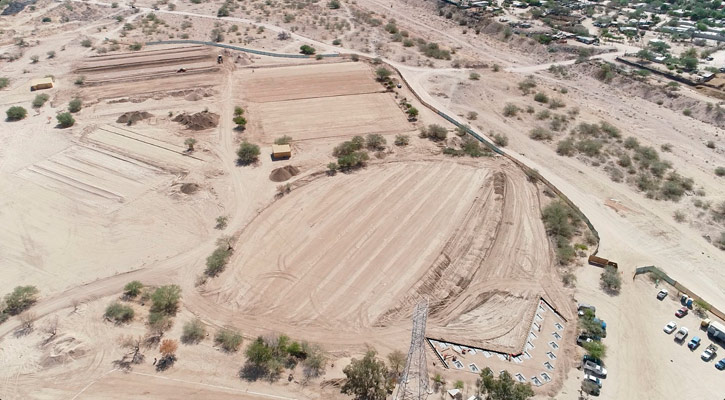 Trabajan en los cimientos que soportarán estructuras para canchas en Parque Deportivo Libramiento Norte de La Paz