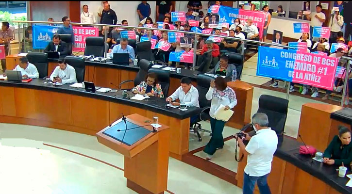 Frente Nacional por la Familia sigue acudiendo al Congreso ante posible ‘madruguete’ Frente Nacional por la Familia sigue acudiendo al Congreso ante posible ‘madruguete’