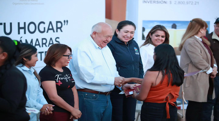 Entregó el Gobernador el primer paquete de viviendas a familias de El Vizcaíno