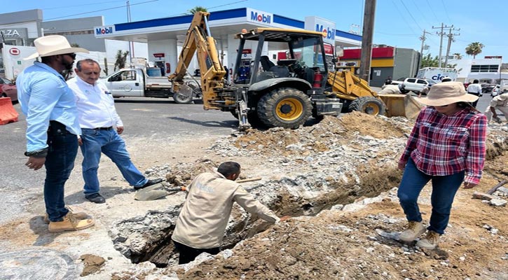 Cambian tubería de drenaje sanitario para evitar tapones en la red en la colonia Matamoros en CSL