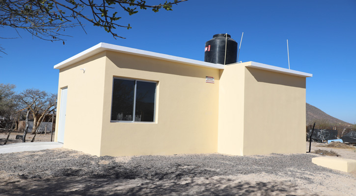 Entregaron recámara con baño incluyente en La Paz
