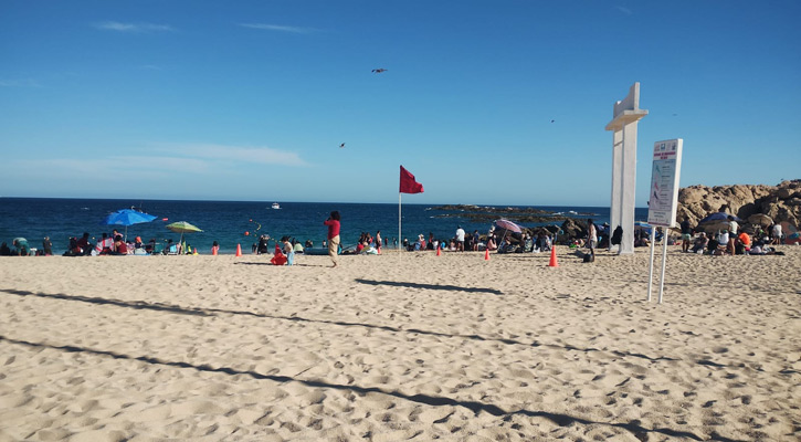 Piden a bañistas en Los Cabos extremen precauciones por el oleaje elevado que hay en algunas playas