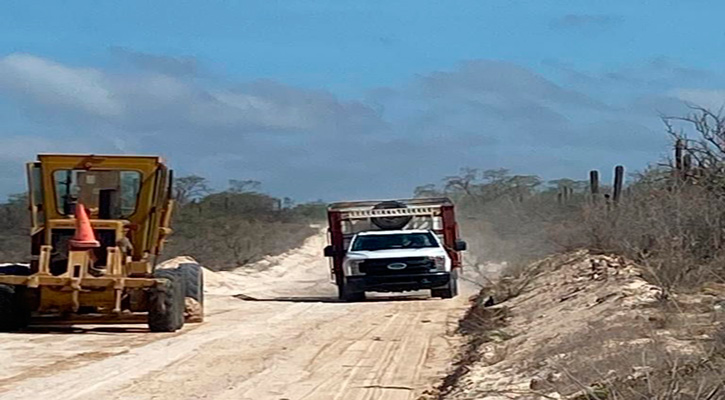 Dan mantenimiento a los caminos rurales de Los Cabos
