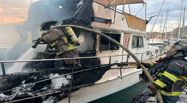 Falleció una persona y 2 resultados heridas en incendio registrado en 3 embarcaciones en La Paz
