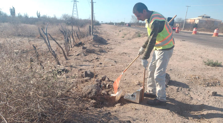 Realizan trabajos de limpieza en accesos de la carretera al sur de La Paz