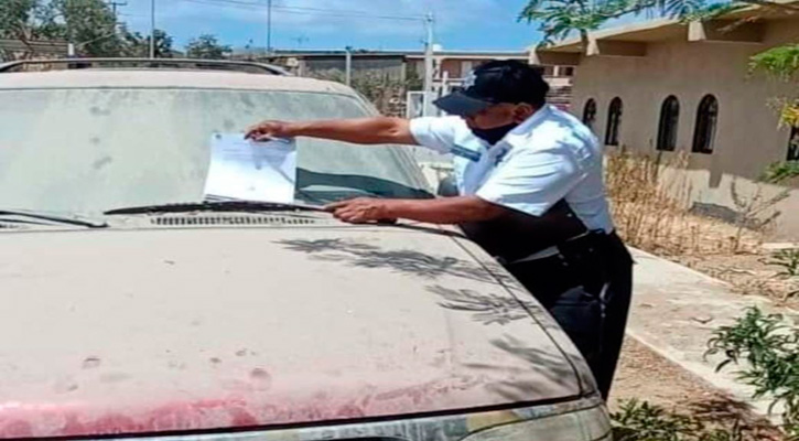 Retiran vehículos chatarra de la vía pública en Los Cabos y los dueños serán multados