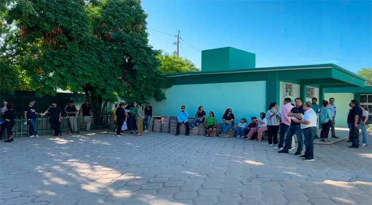 Paro de labores en los Cobach de BCS porque docente vendió material didáctico a alumnos y lo despidieron Paro de labores en los Cobach de BCS porque docente vendió material didáctico a alumnos y lo despidieron