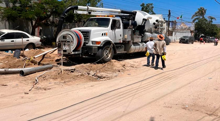 Trabajan en desazolvar pozos de visita para mejorar el flujo de la red y eliminar derrames de aguas negras en Los Cabos