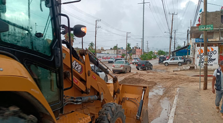 Trabajan en la rehabilitación y limpieza de calles tras efectos de las lluvias registradas en Los Cabos