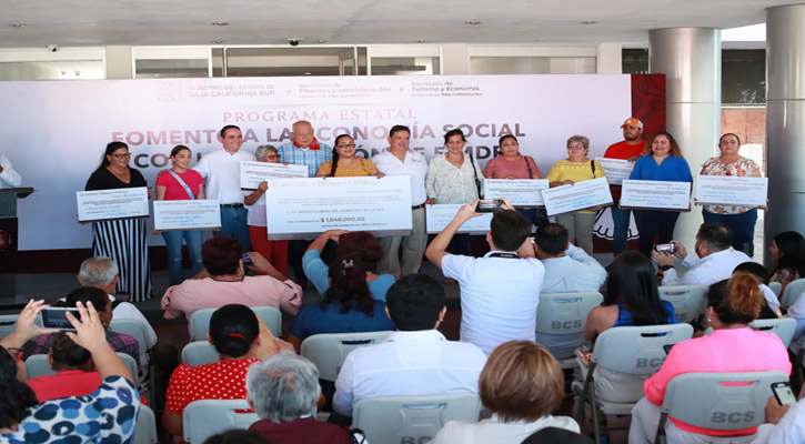 Entregó el Gobernador apoyos para la economía social por 1 mdp