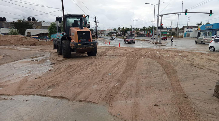 Realizan labores de limpieza en calles de Los Cabos tras recientes lluvias