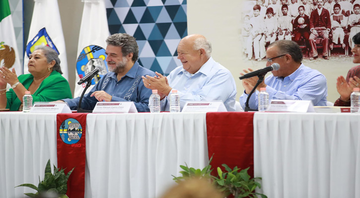 El propósito de la educación pública, es llegar de manera gratuita a todos, dijo el Gobernador