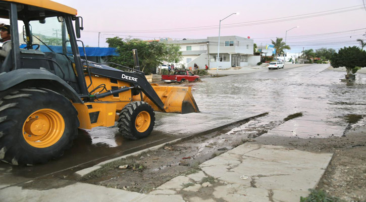 Desazolvan calles de CSL para agilizar el tráfico vehicular Desazolvan calles de CSL para agilizar el tráfico vehicular