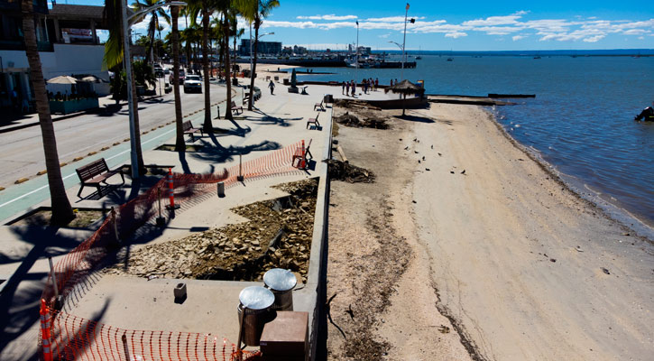 Reparan par de socavones en el malecón de La Paz