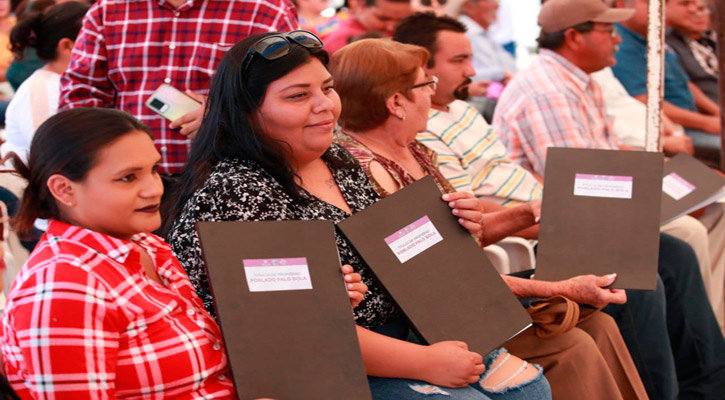 Entregó el Gobernador títulos de propiedad a 5 familias del Ejido Palo Bola Entregó el Gobernador títulos de propiedad a 5 familias del Ejido Palo Bola