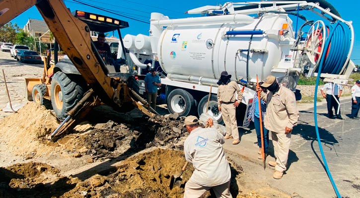 Reparan tuberías de agua potable y alcantarillado en Los Cabos