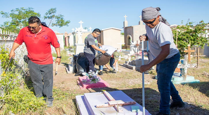 Presencia de elementos policíacos en panteones por Día de Muertos en La Paz