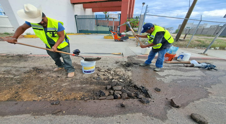 Realizan trabajos de bacheo en el bulevar Hidalgo en CSL