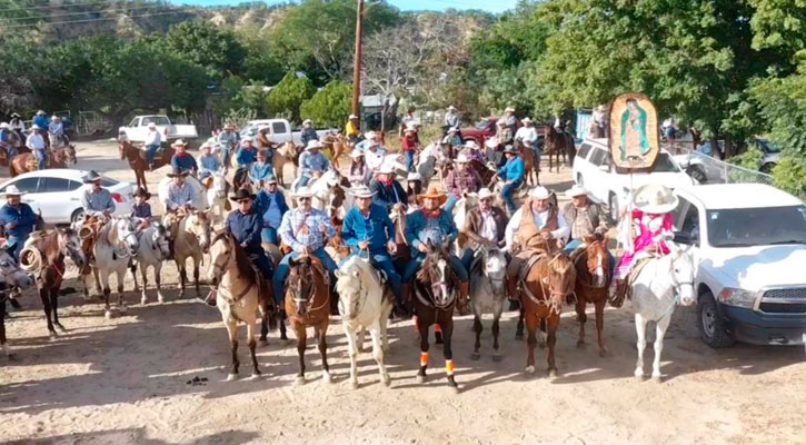 Efectúan cabalgata por festividades del día de la Virgen de Guadalupe en Miraflores