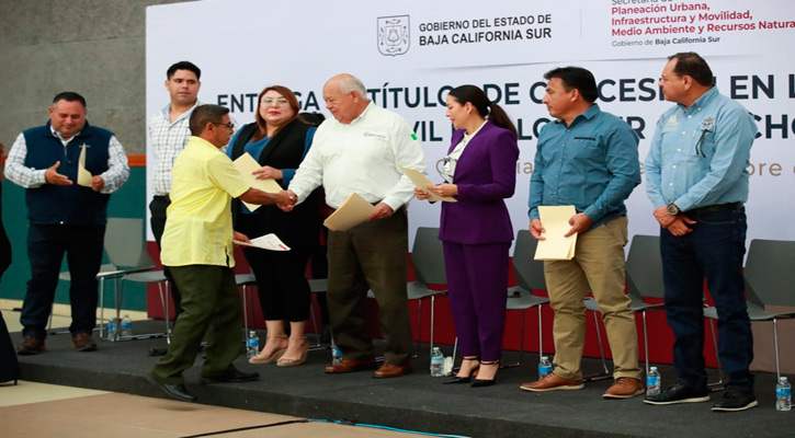 Entregó Víctor Castro 180 títulos de concesión para fortalecer el transporte público en La Paz