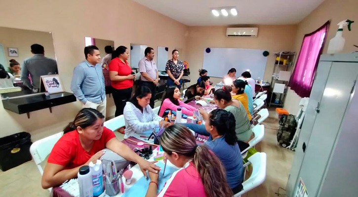 Más de 4 mil personas se han beneficiado con cursos y talleres de los CDC de Los Cabos Más de 4 mil personas se han beneficiado con cursos y talleres de los CDC de Los Cabos