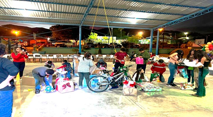 Entregó la comunidad UABCS juguetes y cobijas a personas de escasos recursos en La Paz Entregó la comunidad UABCS juguetes y cobijas a personas de escasos recursos en La Paz