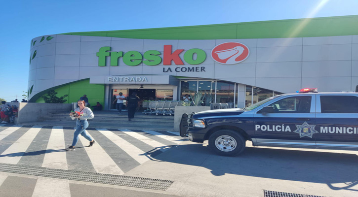 Vigilan elementos de policía de Los Cabos distintos centros comerciales