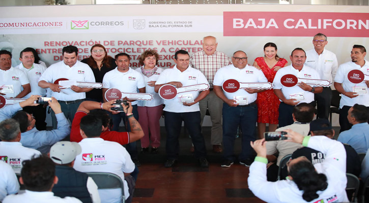 Entregaron 15 motocicletas el Gobernador y la titular de Sepomex
