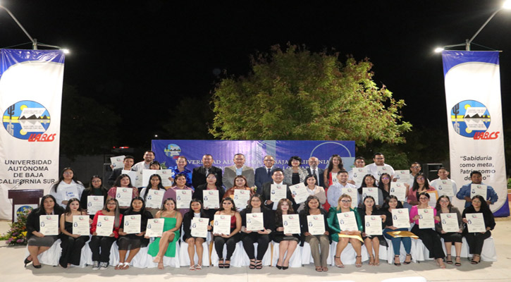 Entregaron 44 títulos a nuevos profesionistas en la UABCS Los Cabos
