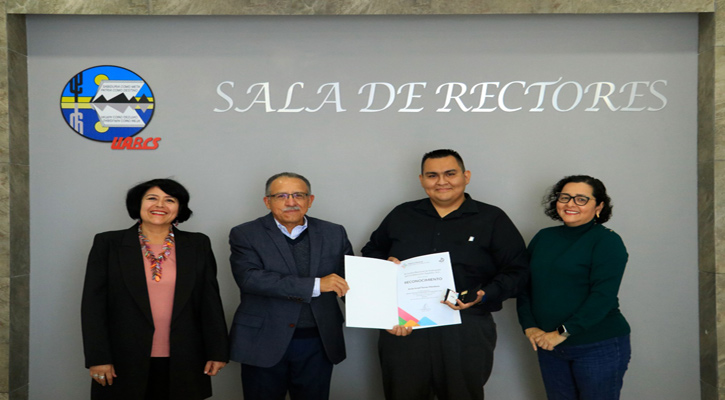 Recibió egresado de la UABCS el Premio Ceneval al Desempeño de Excelencia EGEL