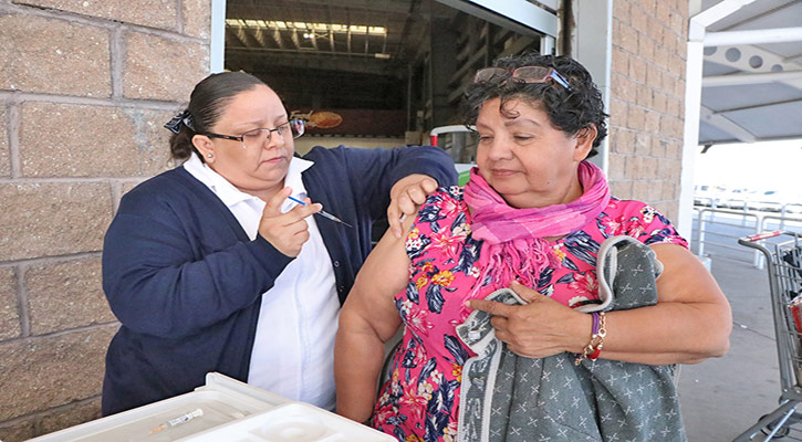 Vacunan contra neumococo, influenza y Covid en inmediaciones de supermercados en La Paz